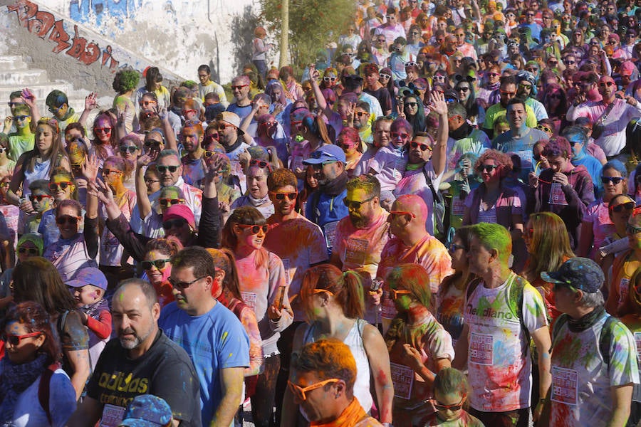 Han sido muchas las familias con niños que se han animado así a empezar el Día de Andalucía corriendo entre polvos de colores. En total, más de 4.000 personas