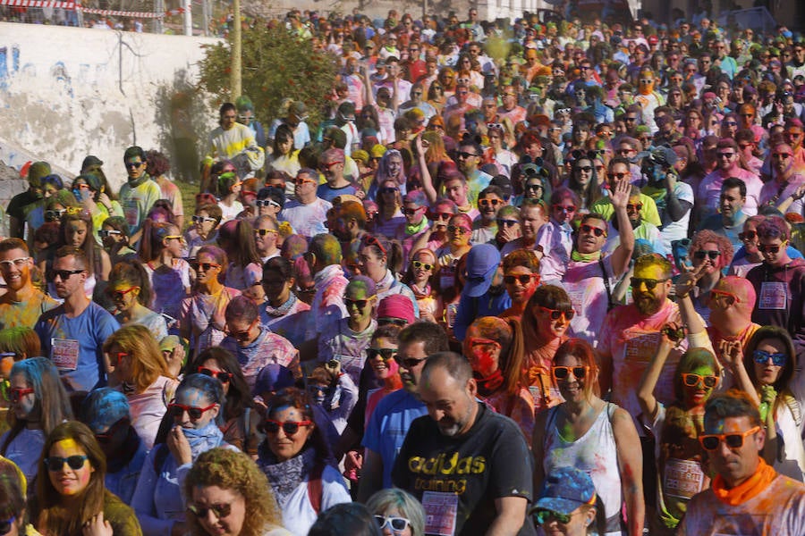 Han sido muchas las familias con niños que se han animado así a empezar el Día de Andalucía corriendo entre polvos de colores. En total, más de 4.000 personas