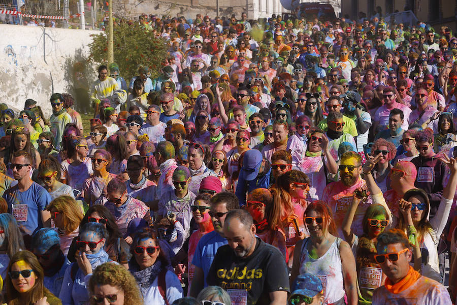 Han sido muchas las familias con niños que se han animado así a empezar el Día de Andalucía corriendo entre polvos de colores. En total, más de 4.000 personas