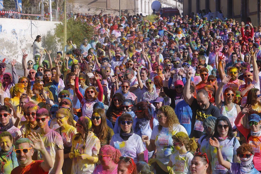 Han sido muchas las familias con niños que se han animado así a empezar el Día de Andalucía corriendo entre polvos de colores. En total, más de 4.000 personas