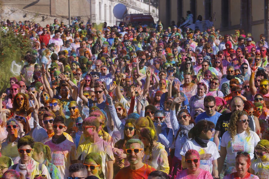 Han sido muchas las familias con niños que se han animado así a empezar el Día de Andalucía corriendo entre polvos de colores. En total, más de 4.000 personas