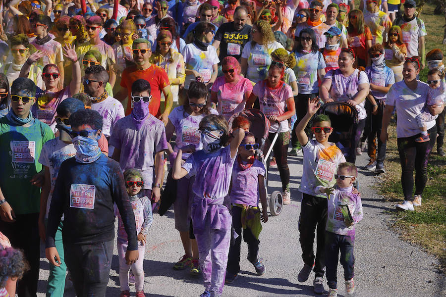 Han sido muchas las familias con niños que se han animado así a empezar el Día de Andalucía corriendo entre polvos de colores. En total, más de 4.000 personas