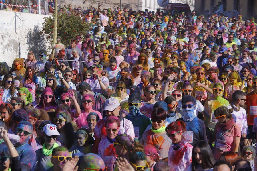 Han sido muchas las familias con niños que se han animado así a empezar el Día de Andalucía corriendo entre polvos de colores. En total, más de 4.000 personas