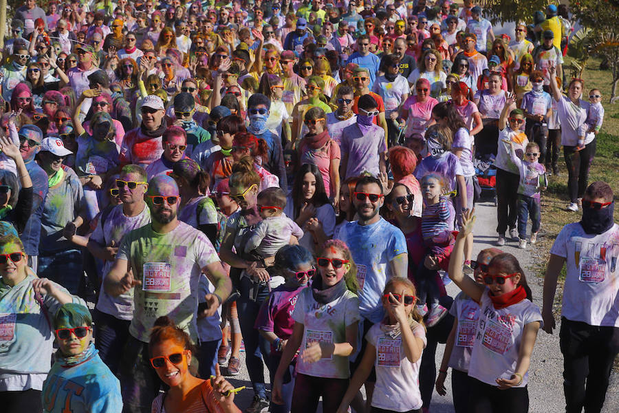 Han sido muchas las familias con niños que se han animado así a empezar el Día de Andalucía corriendo entre polvos de colores. En total, más de 4.000 personas