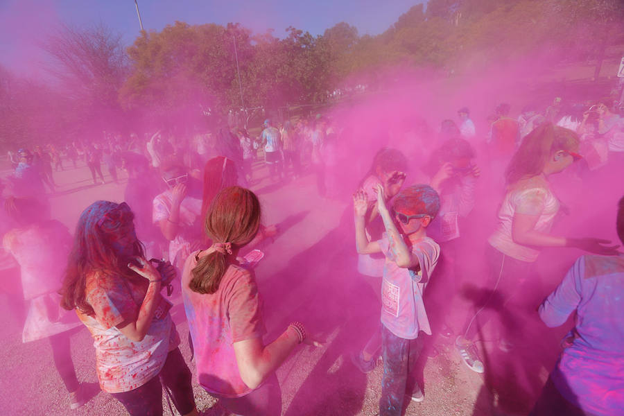 Han sido muchas las familias con niños que se han animado así a empezar el Día de Andalucía corriendo entre polvos de colores. En total, más de 4.000 personas