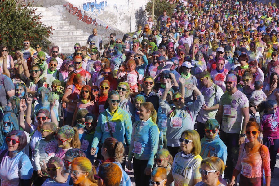 Han sido muchas las familias con niños que se han animado así a empezar el Día de Andalucía corriendo entre polvos de colores. En total, más de 4.000 personas