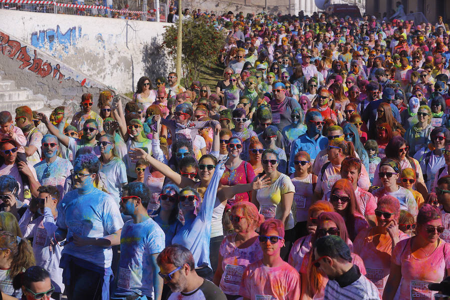 Han sido muchas las familias con niños que se han animado así a empezar el Día de Andalucía corriendo entre polvos de colores. En total, más de 4.000 personas