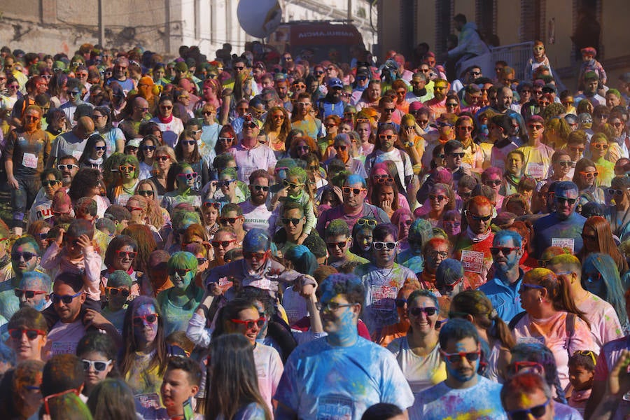 Han sido muchas las familias con niños que se han animado así a empezar el Día de Andalucía corriendo entre polvos de colores. En total, más de 4.000 personas