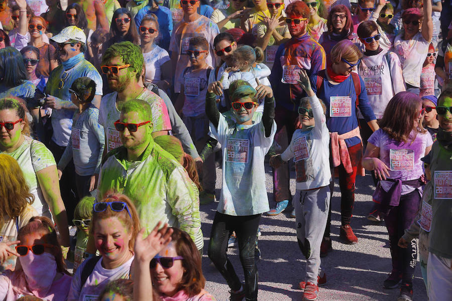 Han sido muchas las familias con niños que se han animado así a empezar el Día de Andalucía corriendo entre polvos de colores. En total, más de 4.000 personas