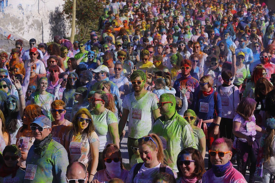 Han sido muchas las familias con niños que se han animado así a empezar el Día de Andalucía corriendo entre polvos de colores. En total, más de 4.000 personas