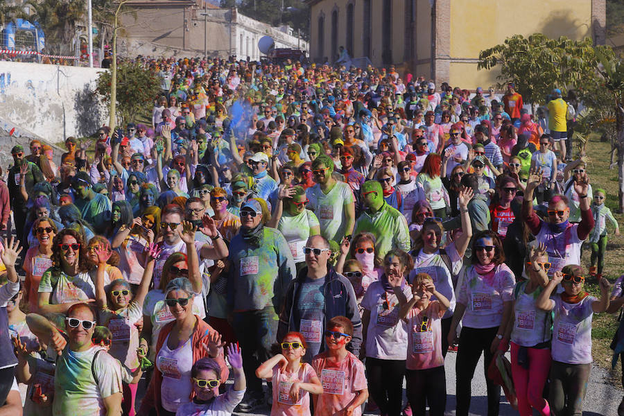 Han sido muchas las familias con niños que se han animado así a empezar el Día de Andalucía corriendo entre polvos de colores. En total, más de 4.000 personas