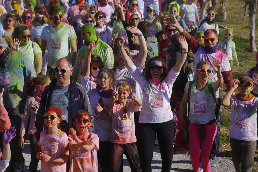 Han sido muchas las familias con niños que se han animado así a empezar el Día de Andalucía corriendo entre polvos de colores. En total, más de 4.000 personas