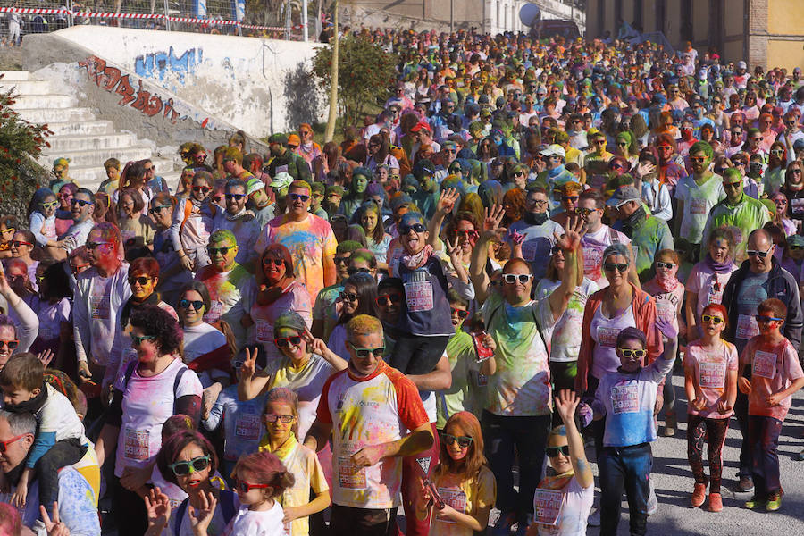 Han sido muchas las familias con niños que se han animado así a empezar el Día de Andalucía corriendo entre polvos de colores. En total, más de 4.000 personas