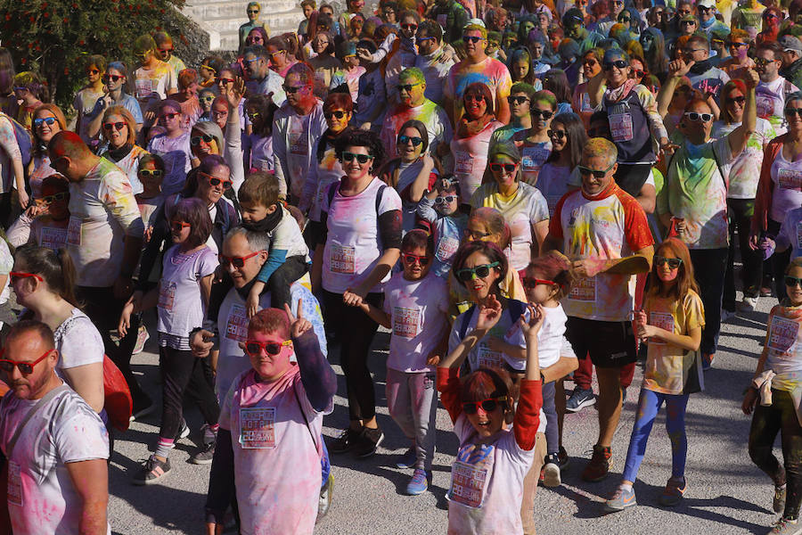 Han sido muchas las familias con niños que se han animado así a empezar el Día de Andalucía corriendo entre polvos de colores. En total, más de 4.000 personas