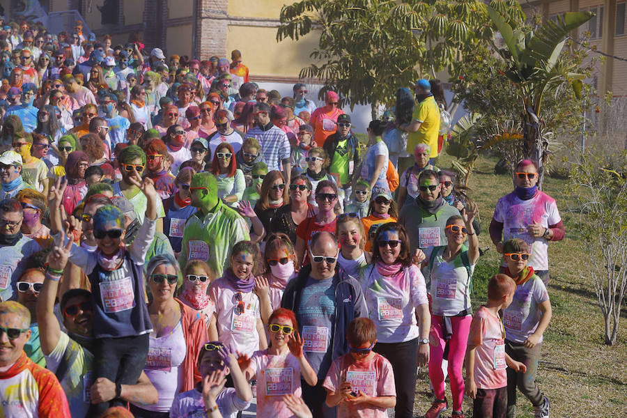 Han sido muchas las familias con niños que se han animado así a empezar el Día de Andalucía corriendo entre polvos de colores. En total, más de 4.000 personas