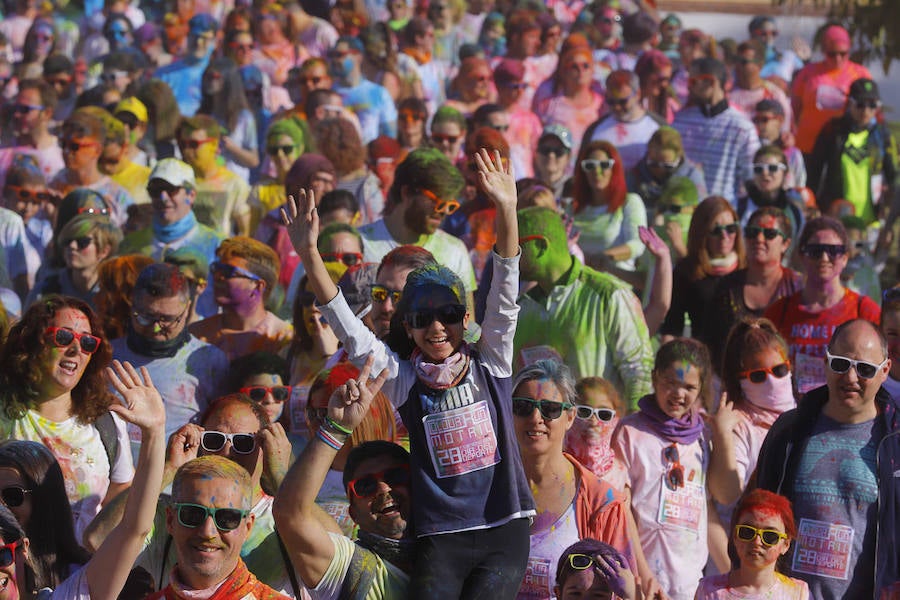 Han sido muchas las familias con niños que se han animado así a empezar el Día de Andalucía corriendo entre polvos de colores. En total, más de 4.000 personas