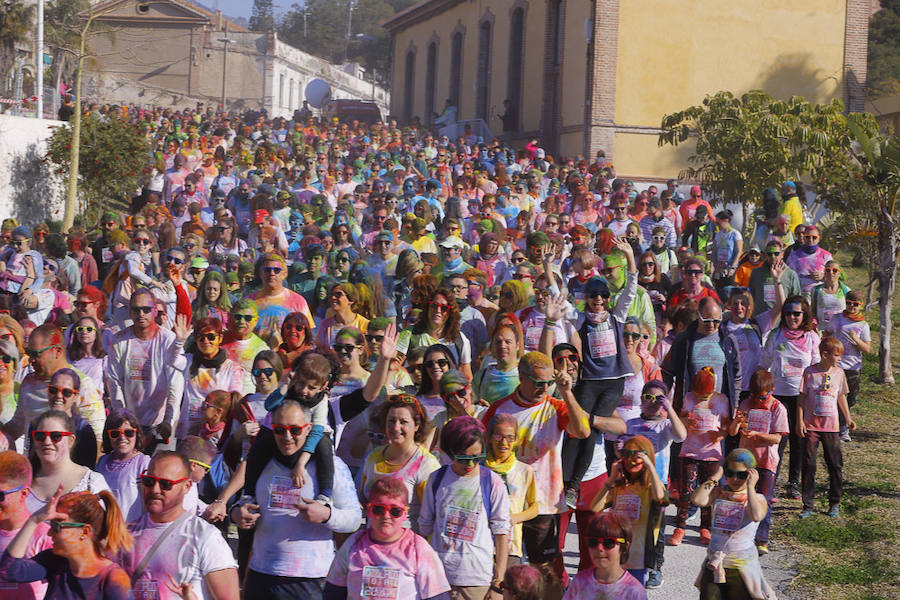 Han sido muchas las familias con niños que se han animado así a empezar el Día de Andalucía corriendo entre polvos de colores. En total, más de 4.000 personas