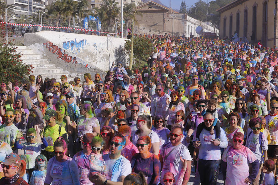 Han sido muchas las familias con niños que se han animado así a empezar el Día de Andalucía corriendo entre polvos de colores. En total, más de 4.000 personas