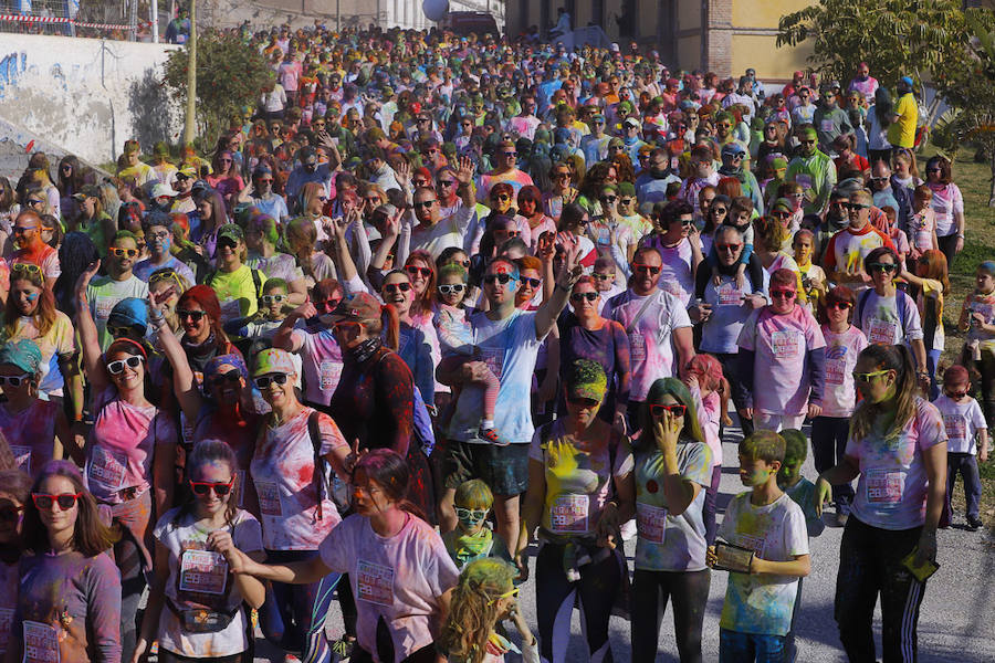 Han sido muchas las familias con niños que se han animado así a empezar el Día de Andalucía corriendo entre polvos de colores. En total, más de 4.000 personas