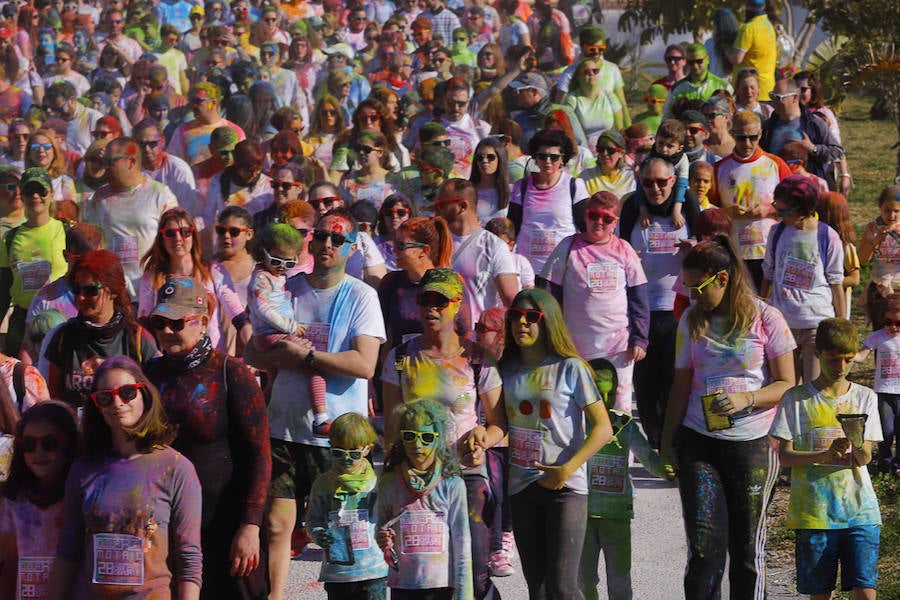 Han sido muchas las familias con niños que se han animado así a empezar el Día de Andalucía corriendo entre polvos de colores. En total, más de 4.000 personas