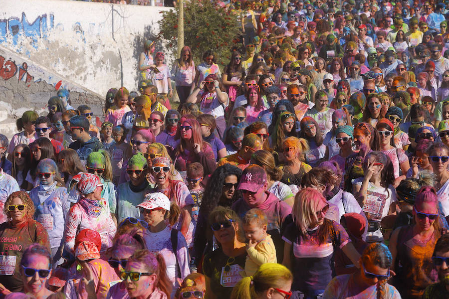 Han sido muchas las familias con niños que se han animado así a empezar el Día de Andalucía corriendo entre polvos de colores. En total, más de 4.000 personas