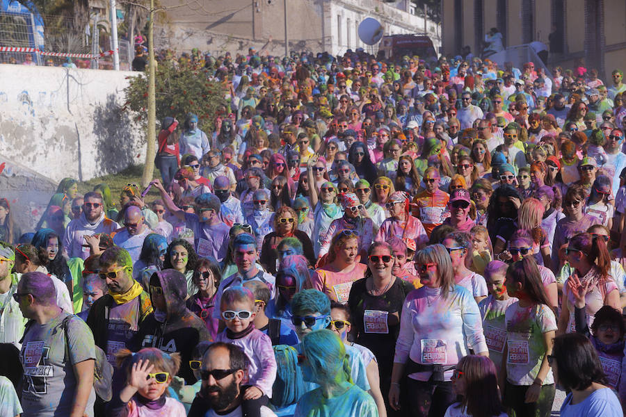 Han sido muchas las familias con niños que se han animado así a empezar el Día de Andalucía corriendo entre polvos de colores. En total, más de 4.000 personas