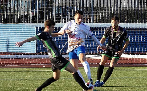 Sergio García trata de avanzar ante dos rivales mancharrealeños