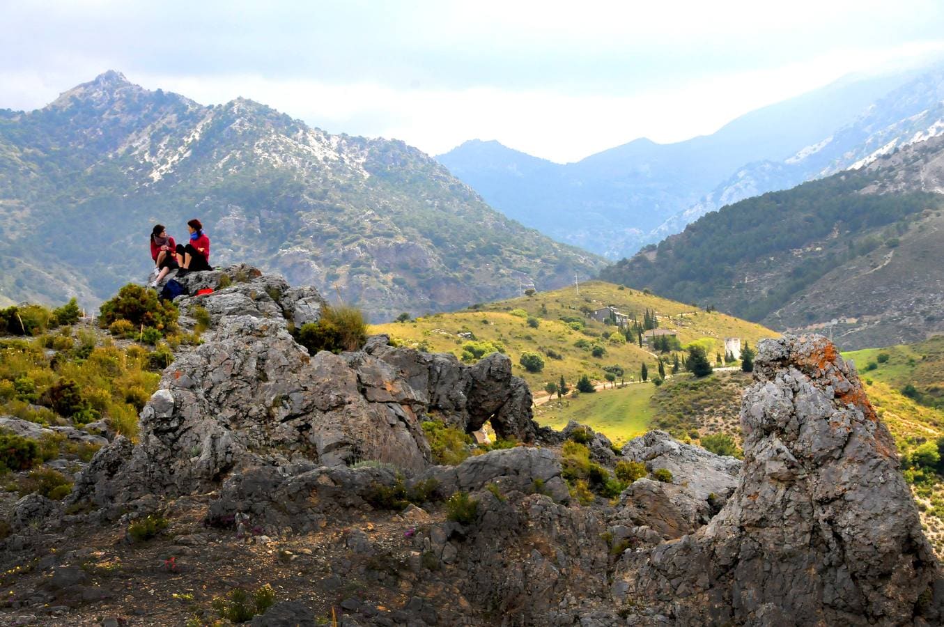 Caminar entre bosques, riberas, acequias, alamedas, ríos y torres frente al mar, son paseos que alimentan el espíritu en compañía de su pareja, familia o amigos