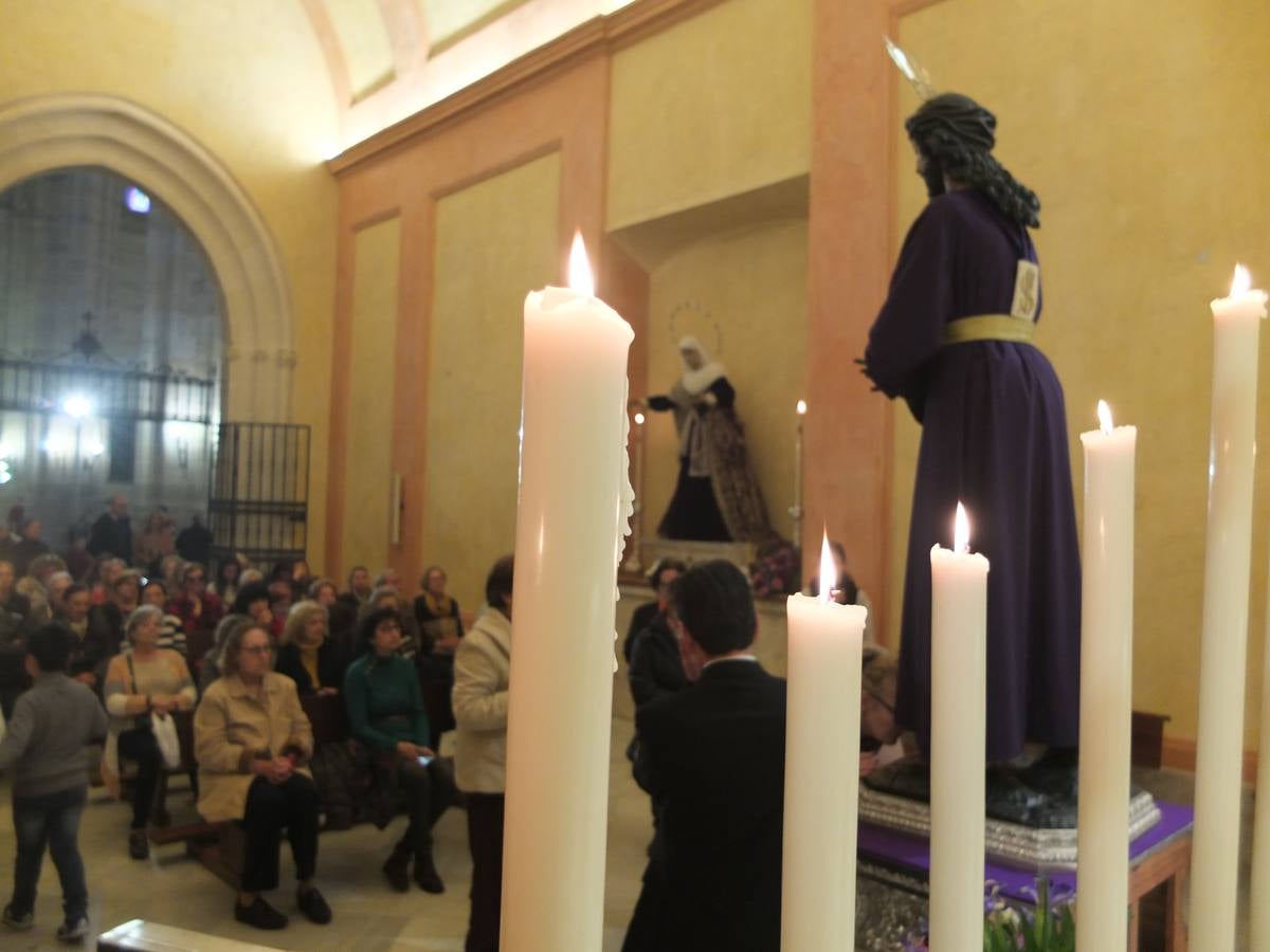 El Cristo de Medinaceli vuelve a su capilla y recibió durante todo el día de ayer el goteo incesante de visitas en una capital que se encuentra en pleno puente