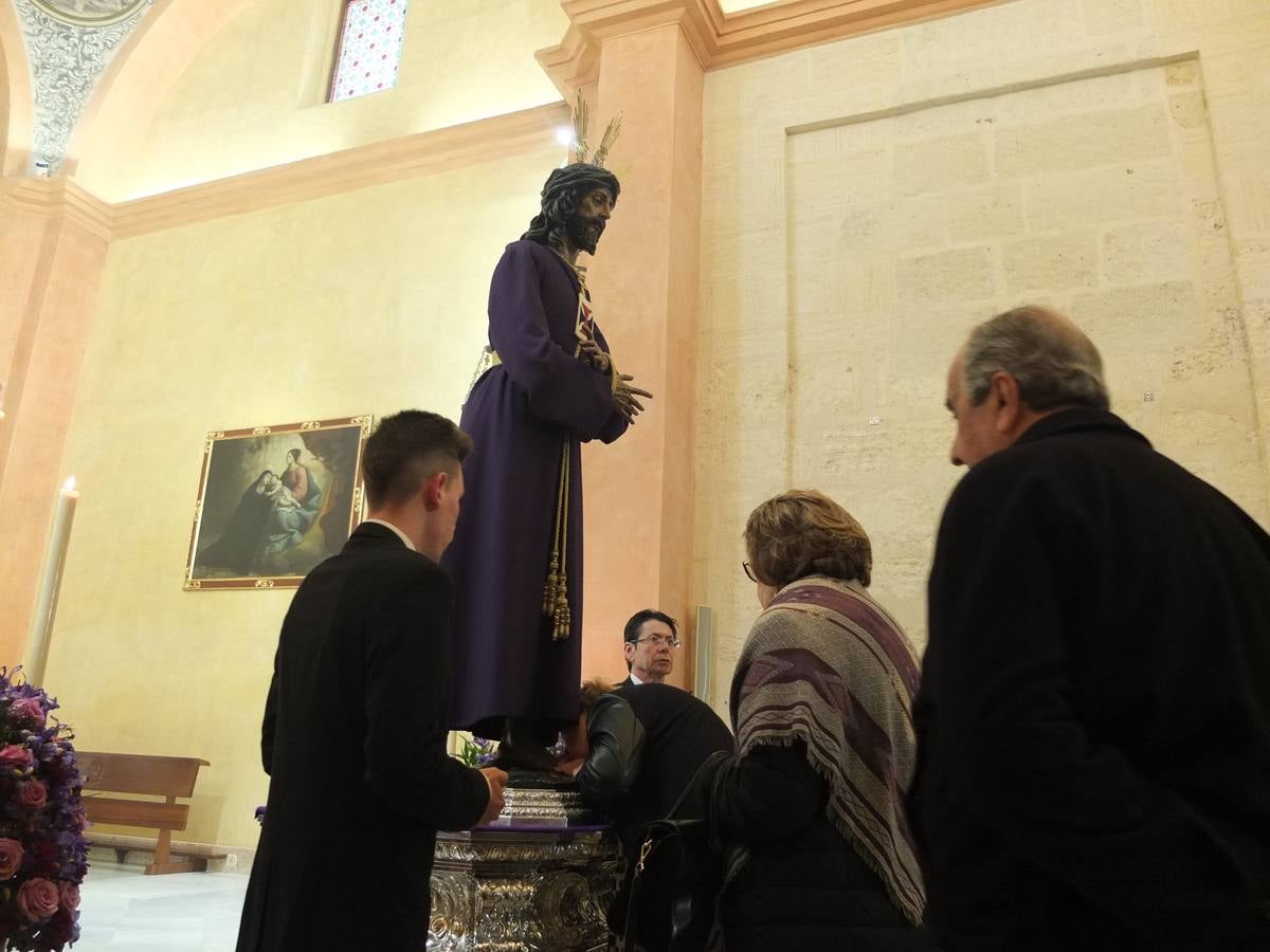 El Cristo de Medinaceli vuelve a su capilla y recibió durante todo el día de ayer el goteo incesante de visitas en una capital que se encuentra en pleno puente