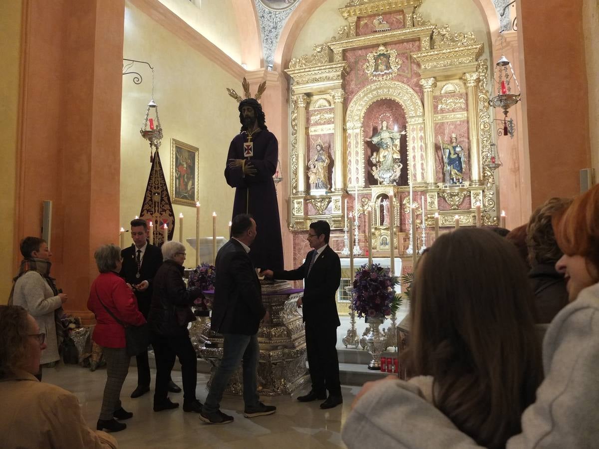 El Cristo de Medinaceli vuelve a su capilla y recibió durante todo el día de ayer el goteo incesante de visitas en una capital que se encuentra en pleno puente