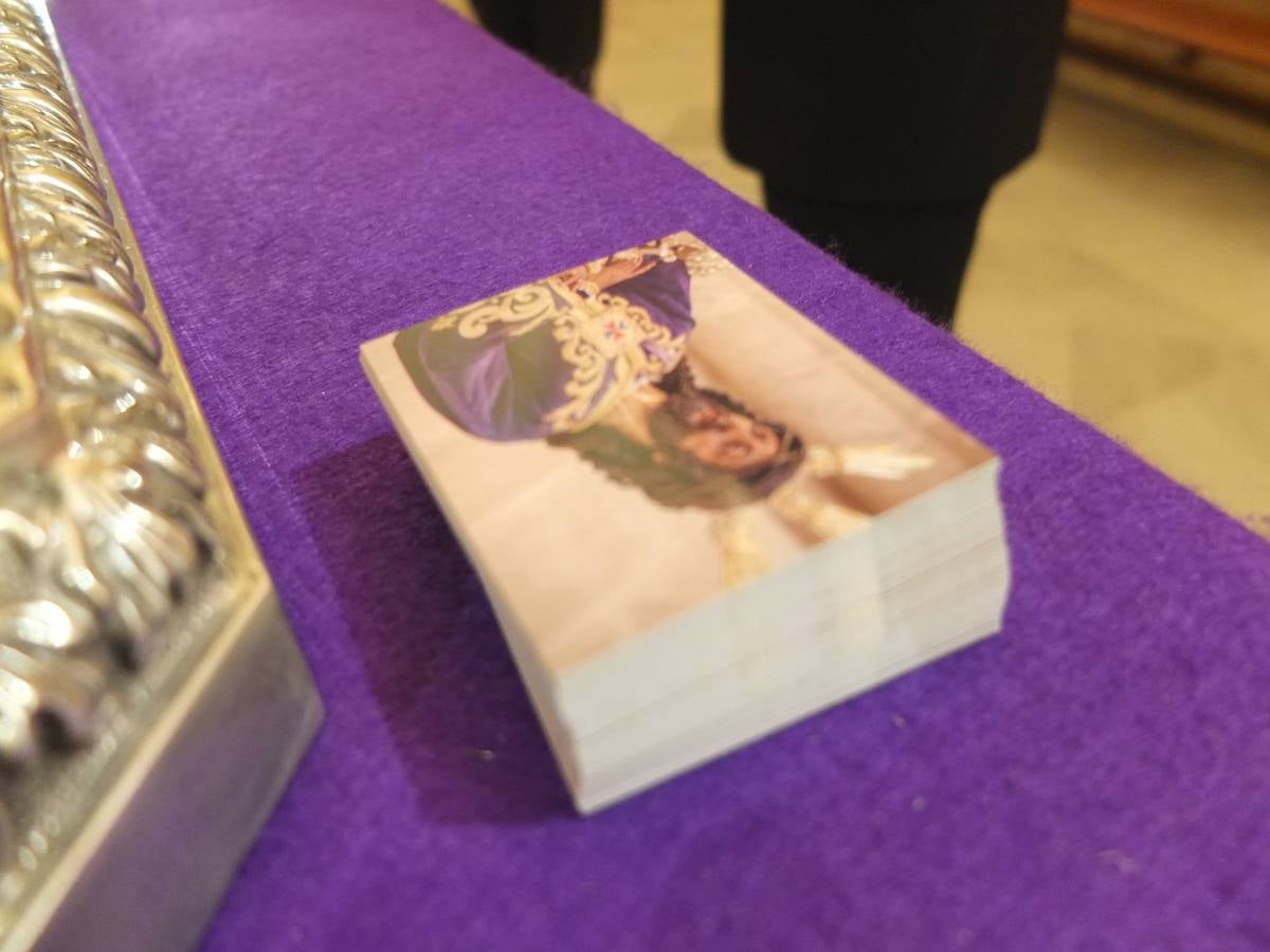 El Cristo de Medinaceli vuelve a su capilla y recibió durante todo el día de ayer el goteo incesante de visitas en una capital que se encuentra en pleno puente