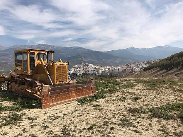 Obras en el área recreativa, con Quesada al fondo.