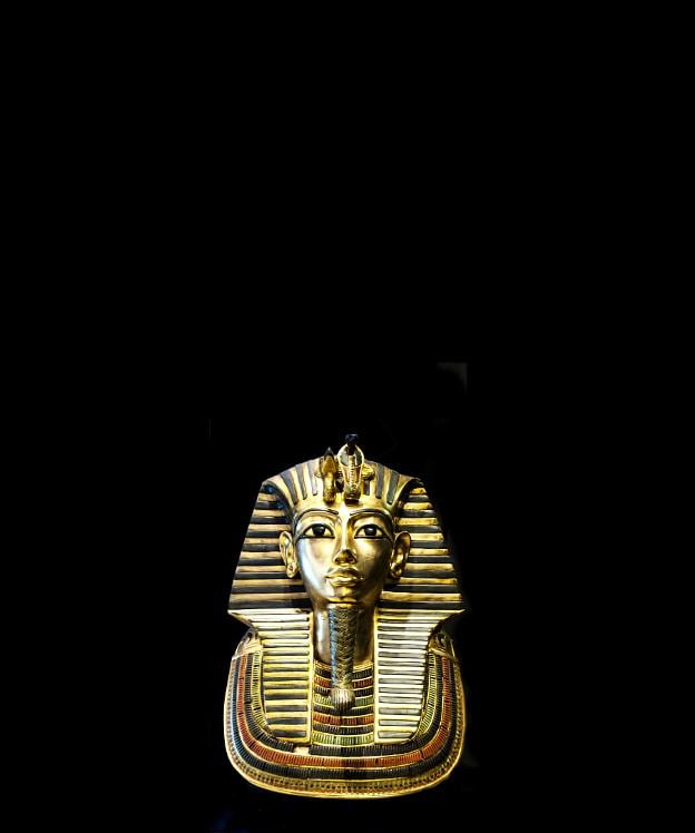 La máscara funeraria del faraón. Abajo, Howard Carter examina el sarcófago en 1922. 