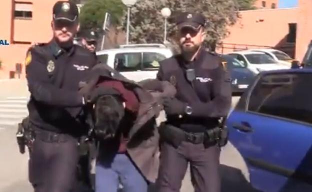 El joven detenido por matar a su madre en Madrid, llega la Jefatura Superior de Policía.. 