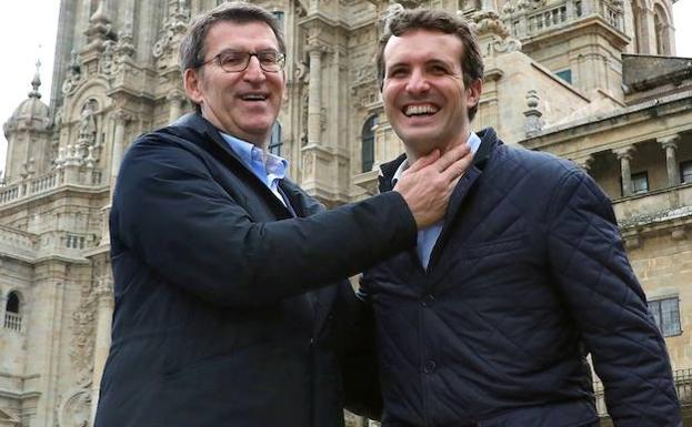 Casado junto Nuñez Feijóo, ayer en Santiago.