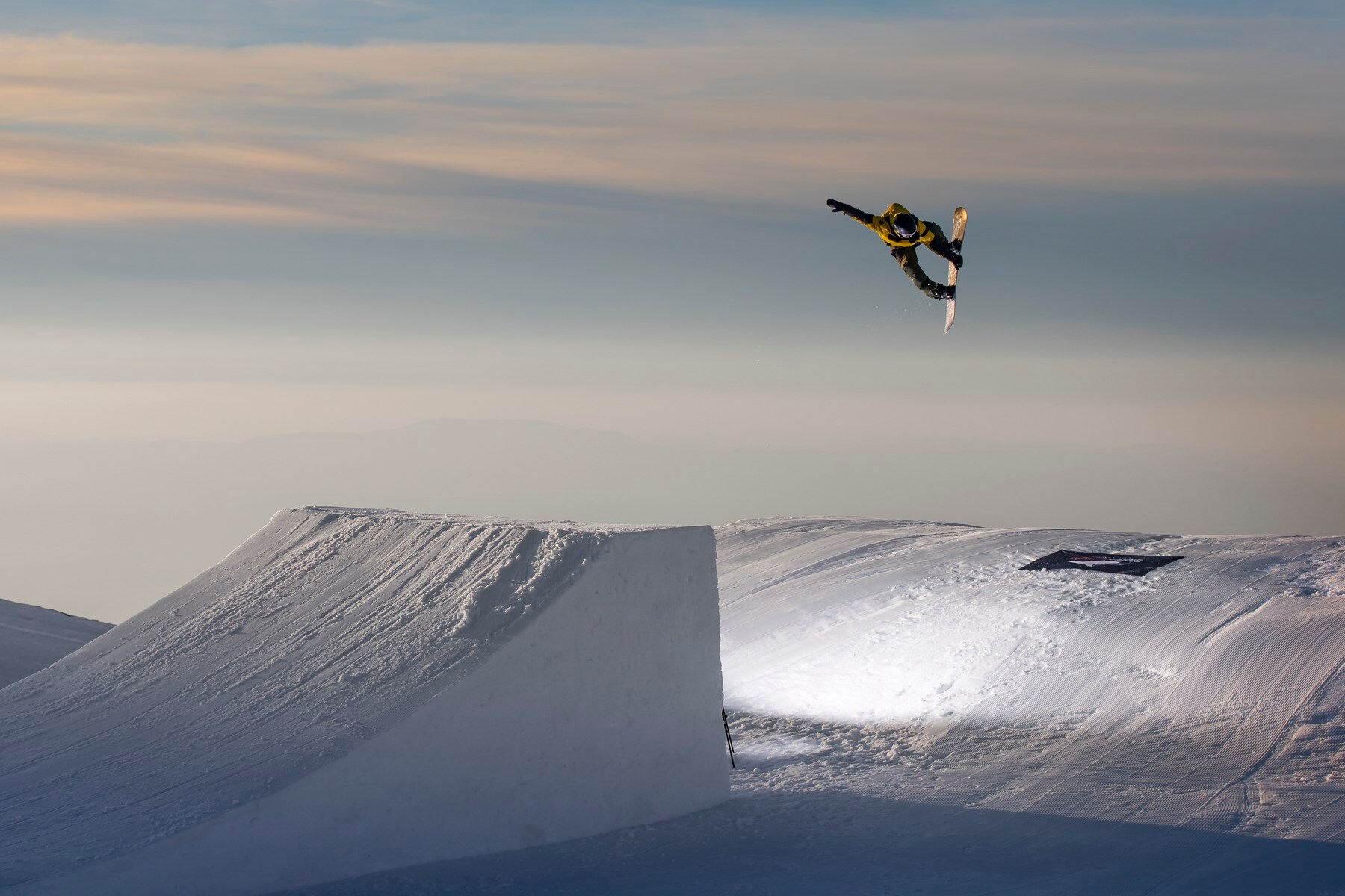 Los riders del equipo oficial de Sierra Nevada protagonizaron este jueves una sesión de saltos en el snowpark Sulayr