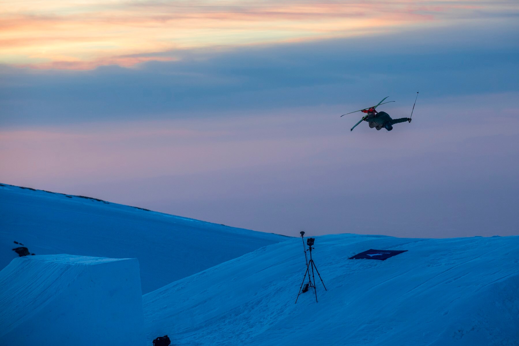 Los riders del equipo oficial de Sierra Nevada protagonizaron este jueves una sesión de saltos en el snowpark Sulayr