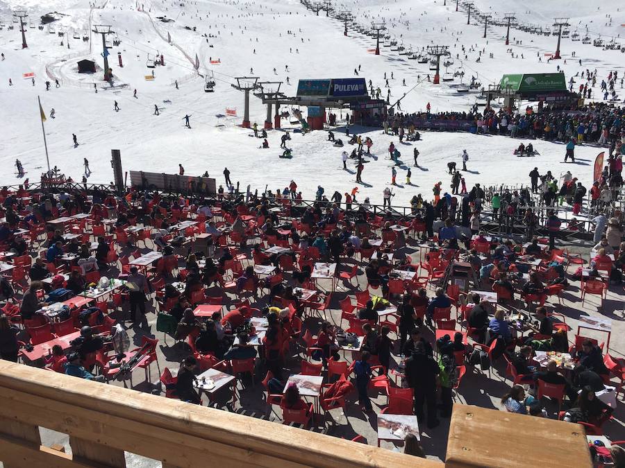 El buen tiempo y el puente de Andalucía han provocado que la estación de esquí granadina presente una aspecto espectacular, con miles de esquiadores y visitantes disfrutando de Sierra Nevada.