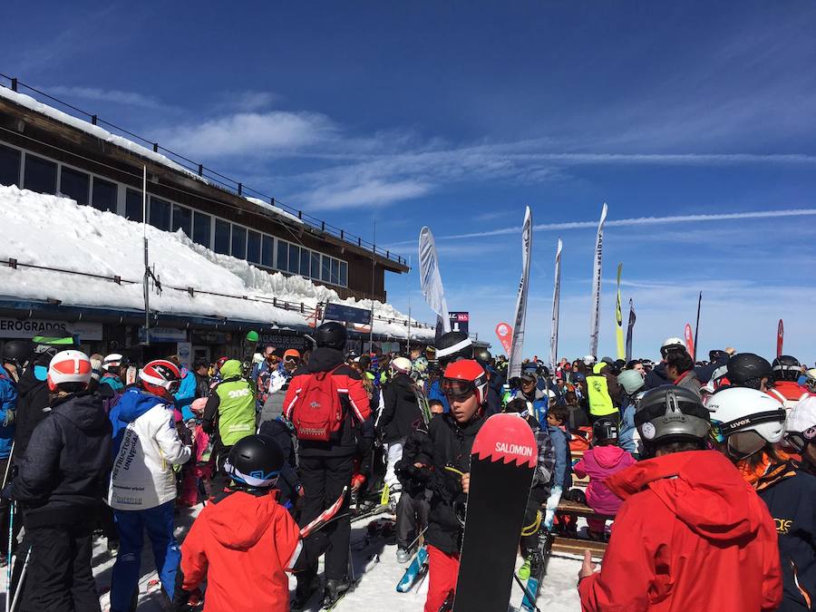 El buen tiempo y el puente de Andalucía han provocado que la estación de esquí granadina presente una aspecto espectacular, con miles de esquiadores y visitantes disfrutando de Sierra Nevada.