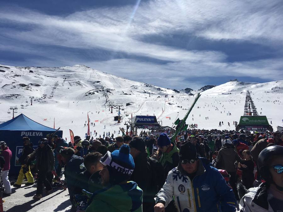 El buen tiempo y el puente de Andalucía han provocado que la estación de esquí granadina presente una aspecto espectacular, con miles de esquiadores y visitantes disfrutando de Sierra Nevada.