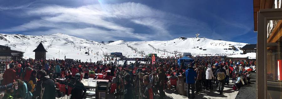 El buen tiempo y el puente de Andalucía han provocado que la estación de esquí granadina presente una aspecto espectacular, con miles de esquiadores y visitantes disfrutando de Sierra Nevada.
