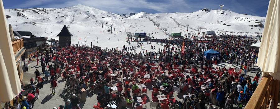 El buen tiempo y el puente de Andalucía han provocado que la estación de esquí granadina presente una aspecto espectacular, con miles de esquiadores y visitantes disfrutando de Sierra Nevada.