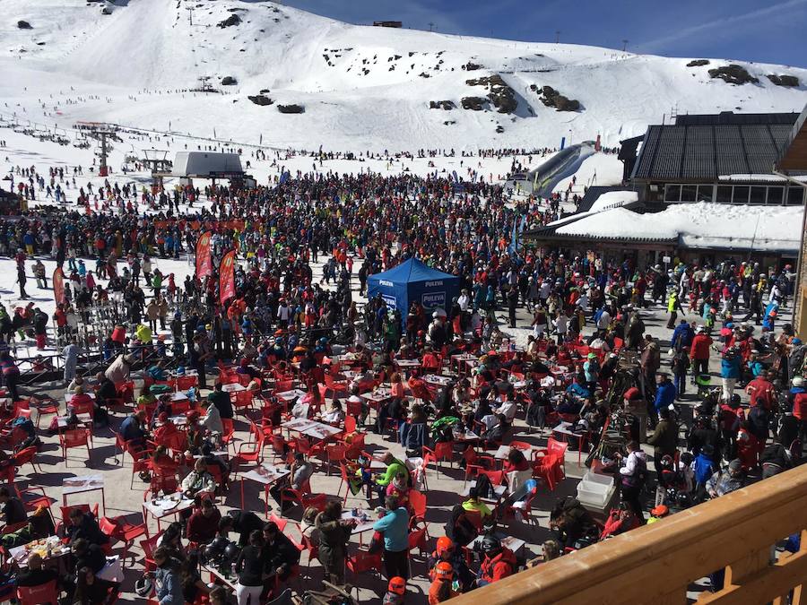 El buen tiempo y el puente de Andalucía han provocado que la estación de esquí granadina presente una aspecto espectacular, con miles de esquiadores y visitantes disfrutando de Sierra Nevada.