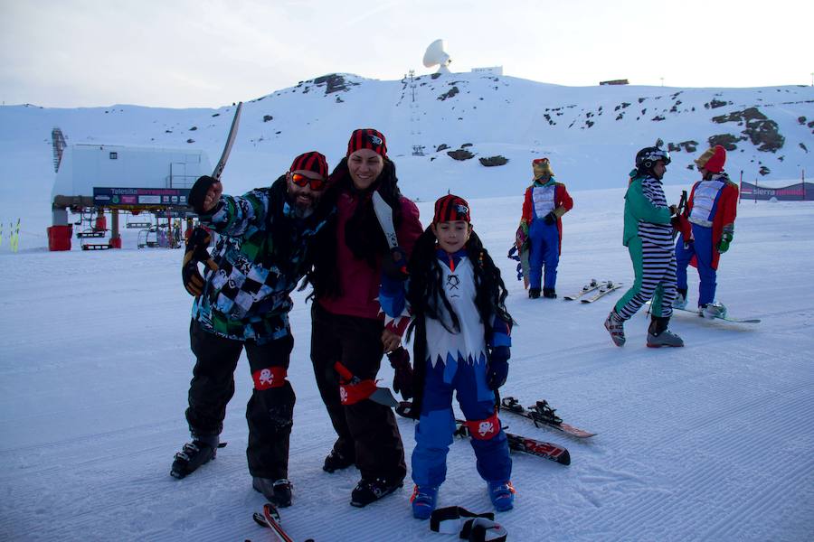 Más de un centenar de esquiadores han participado en esta bajada carnavalera