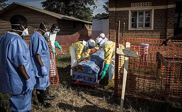 Personal médico en labores de desinfección en la zona de la epidemia de ébola.