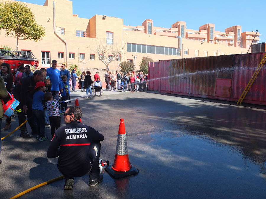 El Parque de Bomberos de la capital abrió ayer sus puertas a los almerienses con motivo de la celebración de su patrón, San Juan de Dios