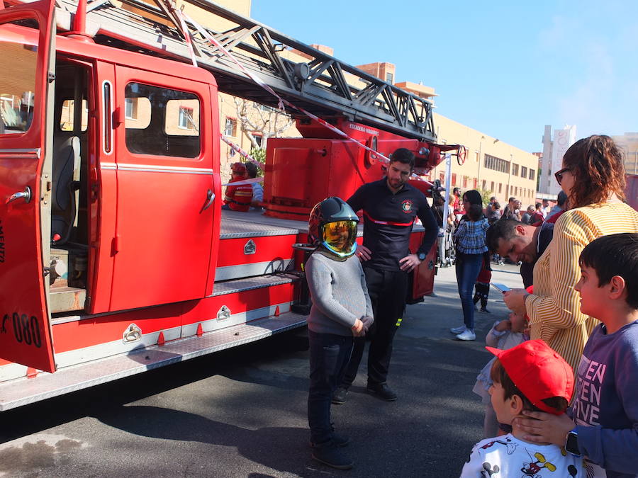 El Parque de Bomberos de la capital abrió ayer sus puertas a los almerienses con motivo de la celebración de su patrón, San Juan de Dios