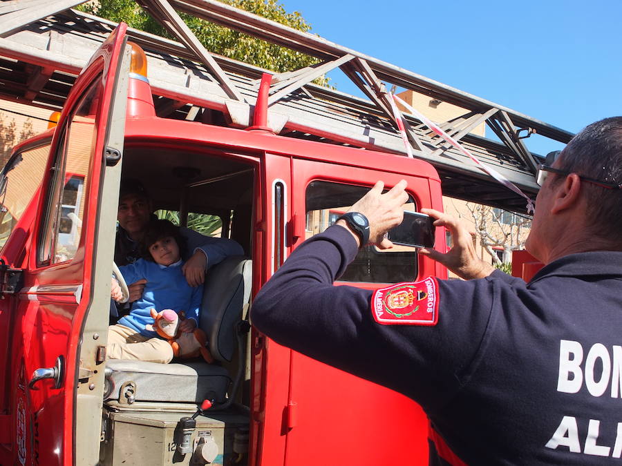 El Parque de Bomberos de la capital abrió ayer sus puertas a los almerienses con motivo de la celebración de su patrón, San Juan de Dios