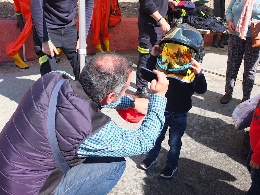 El Parque de Bomberos de la capital abrió ayer sus puertas a los almerienses con motivo de la celebración de su patrón, San Juan de Dios